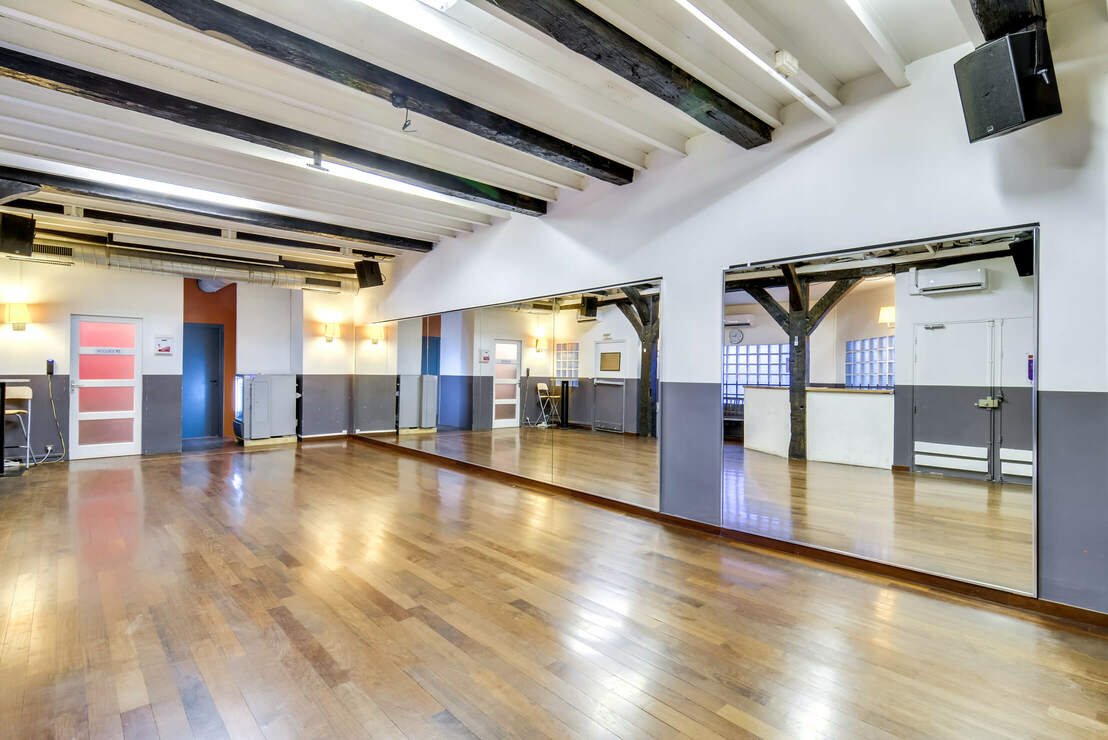 Studio de danse à louer à Paris — parquet et miroirs